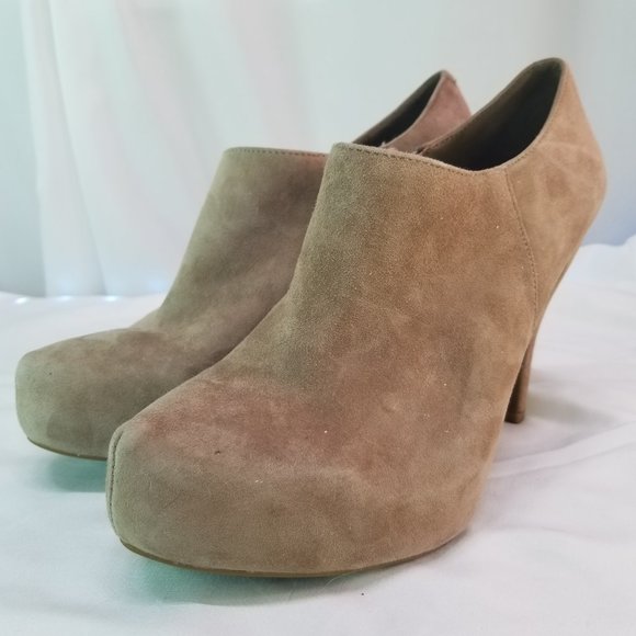 Gianni Bini Women's Nude Tan Suede Heeled Booties with 3.5in heels Size 8 - Picture 6 of 8